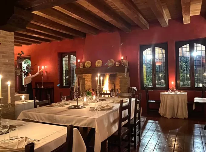 Cena romantica alla taverna e visita notturna al castello